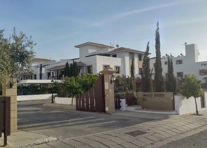 Emerald Heights Apartament *